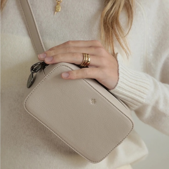 ela for The Jilly Box Micro Belt Bag – Dove Pebble NWT - Picture 2 of 3